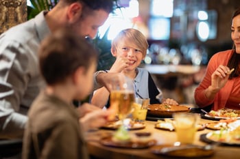 Rodina si prohlíží menu u stolu v restauraci Bad Düben – restaurace Bad Düben