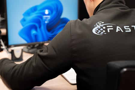 IT-Support – Helpdesk-Techniker löst Netzwerk- und Serverstörungen per Ticket-System