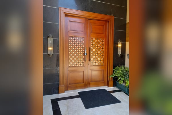 Spacious Bathroom or Walk-In Closet with Elegant Features – A well-designed bathroom or dressing space featuring built-in cabinetry, large mirrors, sleek marble or granite countertops, and recessed lighting.