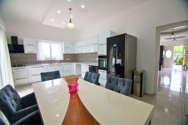Modern kitchen with sleek finishes and bright atmosphere, offering a stylish space for culinary creativity.