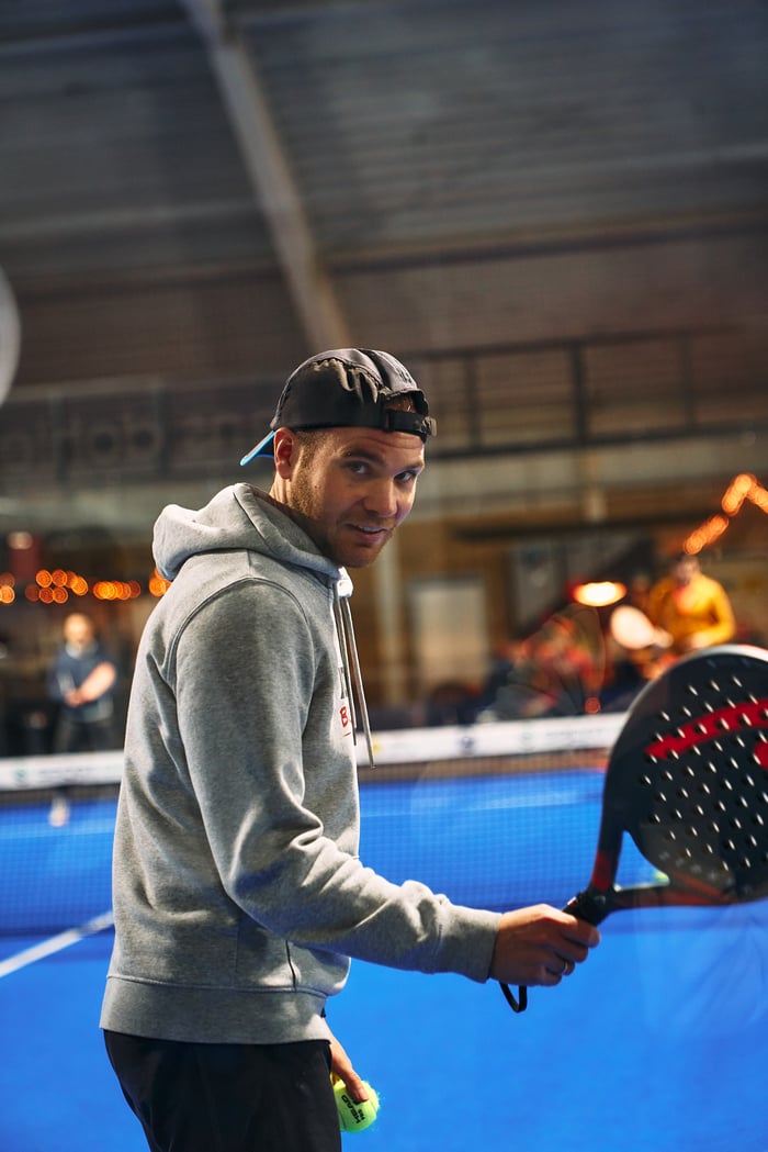 Ein Spieler beim Padel spielen