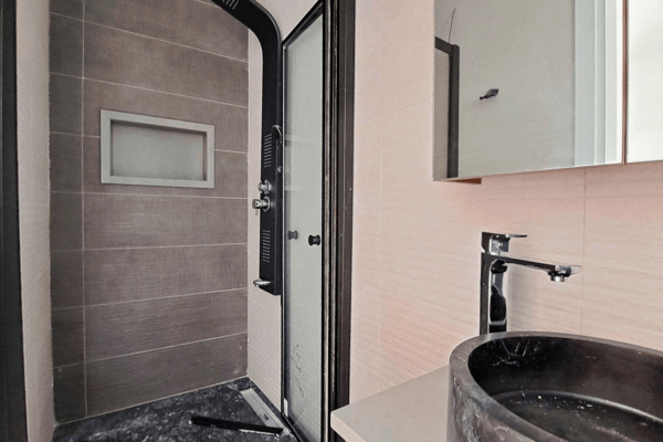 Bathroom with contemporary shower, floating basin, and clean-lined decor.