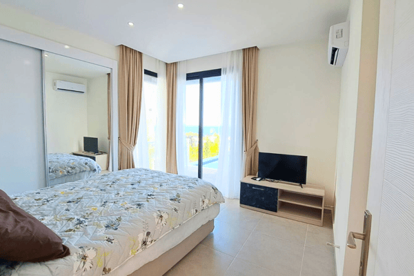 Twin-bed layout in a compact guest room adorned with floral bedding and a cozy, intimate feel.