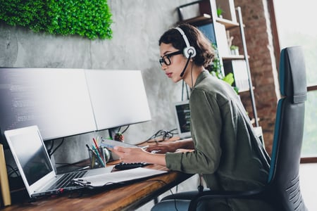 IT-Support – Helpdesk-Techniker löst Netzwerk- und Serverstörungen per Ticket-System