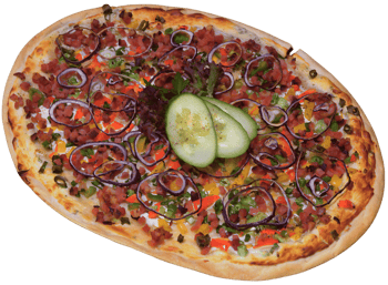 Świeży flammkuchen z boczkiem i cebulą na kamiennej desce w karczmie Bad Düben — pizza Bad Düben