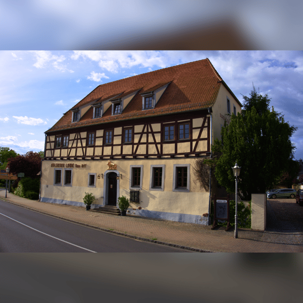 Gospodarz witający gości przy recepcji Burgschänke w Bad Düben — hotel Bad Düben