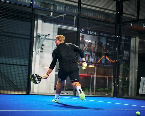Eine Person spielt Indoor Padel