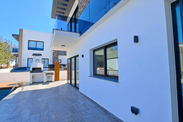 Side terrace space adjacent to the kitchen, usable for dining or outdoor relaxation.