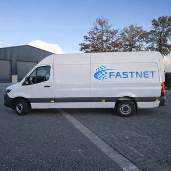 Partnerschaftlicher Austausch – Team feiert Projekterfolge bei entspanntem Office-Event