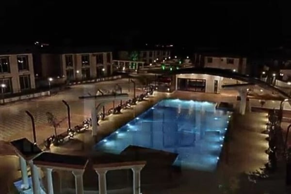 Luxury 1-bedroom apartment in Edremit (Trimithi) (Northern Cyprus), featuring a rooftop terrace, swimming pool, and high-end amenities. Fully furnished and move-in ready.
