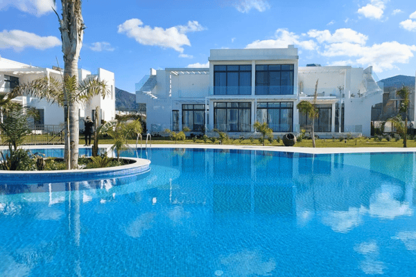 Garden apartment with spa access, pool, and panoramic views – modern living in a serene setting.