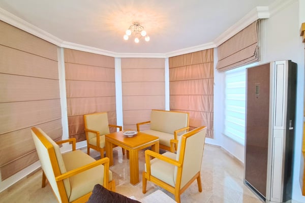 Breakfast area with round table, art deco influences and soft lighting, offering a cozy start to the day.