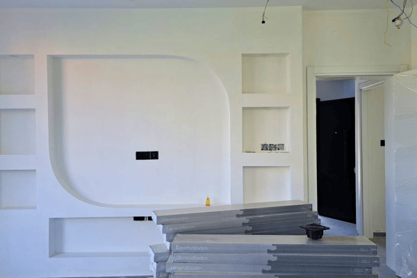 Built-in wall niche in the lounge, perfect for entertainment systems or décor.