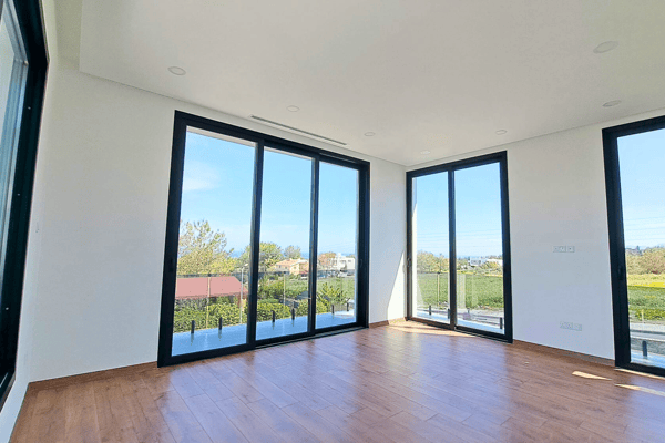 Corner room surrounded by full-length glass panels, offering panoramic vistas.