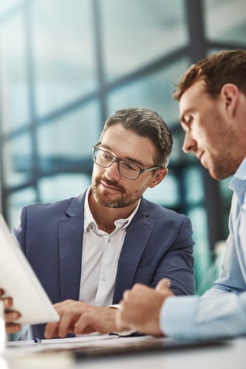 Wissensaustausch – FASTNET-Consultant schult Team in Netzwerktechnik am Flipchart