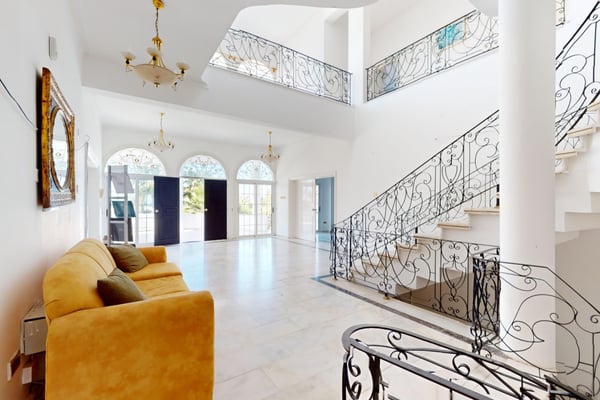 Enjoy morning coffee in this bright and spacious dining area, with elegant finishes and a peaceful Mediterranean vibe.