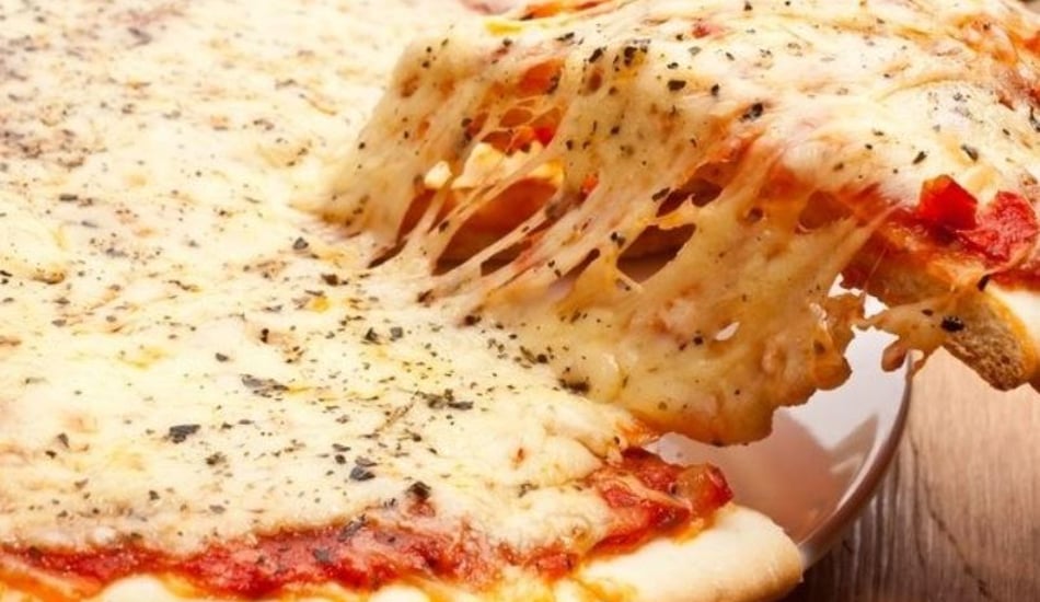 Mozzarella-Käse-Pizza