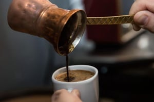 Getränke Dibek Kaffee mit Zucker (mit Milch)