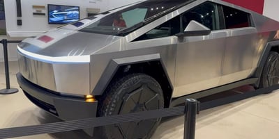 Tesla, Cybertruck'ı Showroom'larda Sergilemeye Başladı