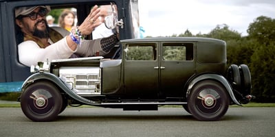 Jason Momoa Artık Eski Bir Rolls-Royce Phantom II'nin İçinde