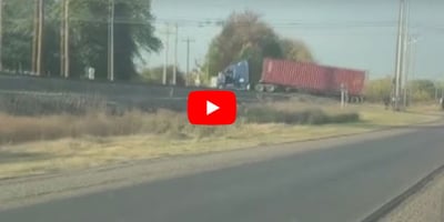 Raylarda Sıkışan Tıra, Yük Treni Çarptı (Video)