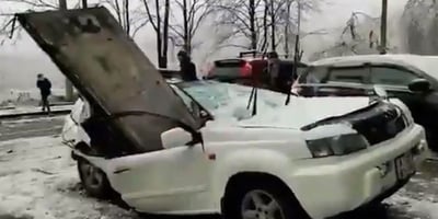 9. Kattan Düşen Beton Levha, Nissan X-Trail'i İkiye Ayırdı (Video)