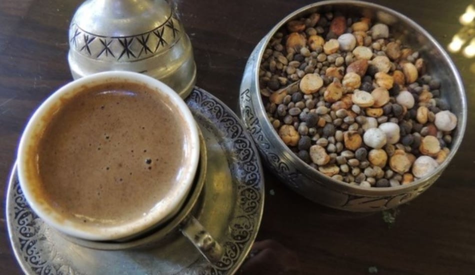 Menengiç Kaffee mit mittlerem Zucker (mit Milch)
