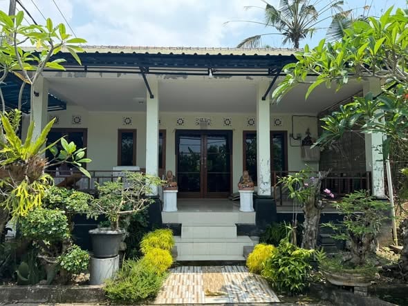 3BR House – Antosari – Garden