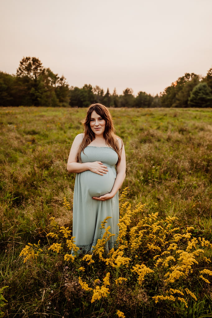 Maine maternity photoshoot with alpaca