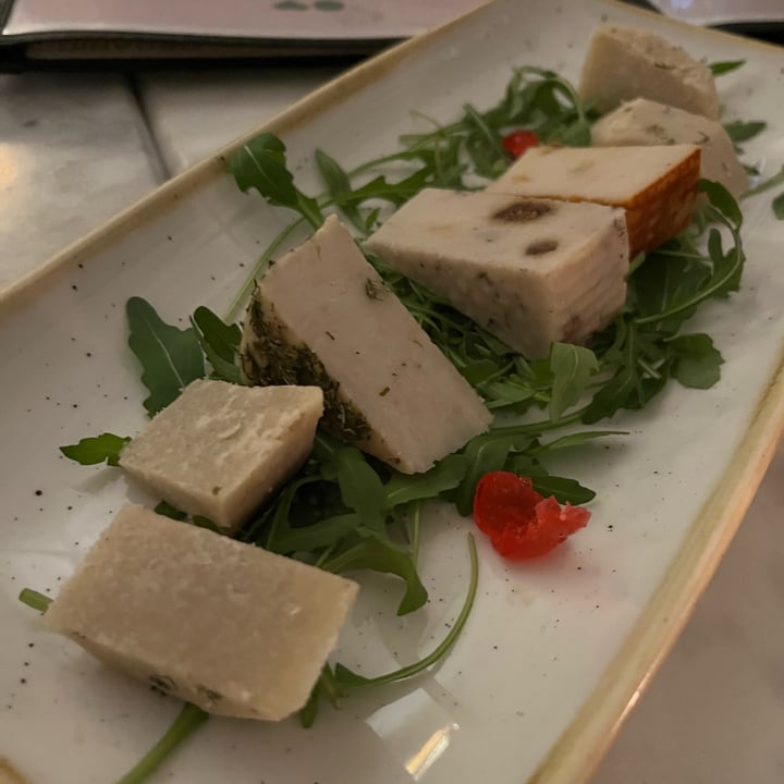 photo of L'OV Osteria Vegetariana Selezione di formaggi del caseificio verde shared by @caterinaviti on  29 Jan 2023 - review