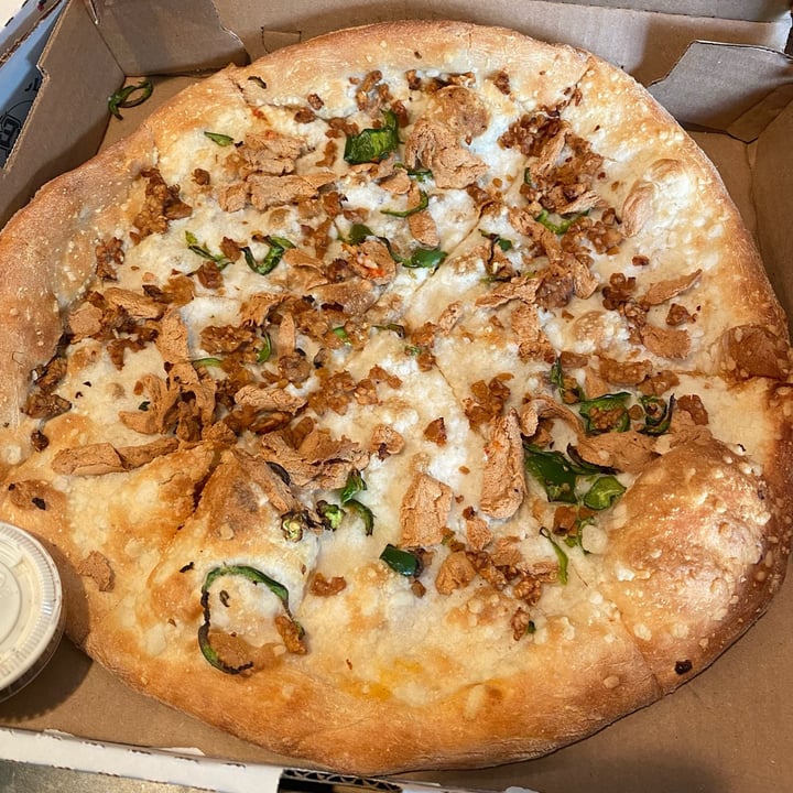 photo of Uncle Oogie's Pizzeria Vegan Santa Fe Pizza shared by @veganrecipesandvibes on  28 May 2023 - review