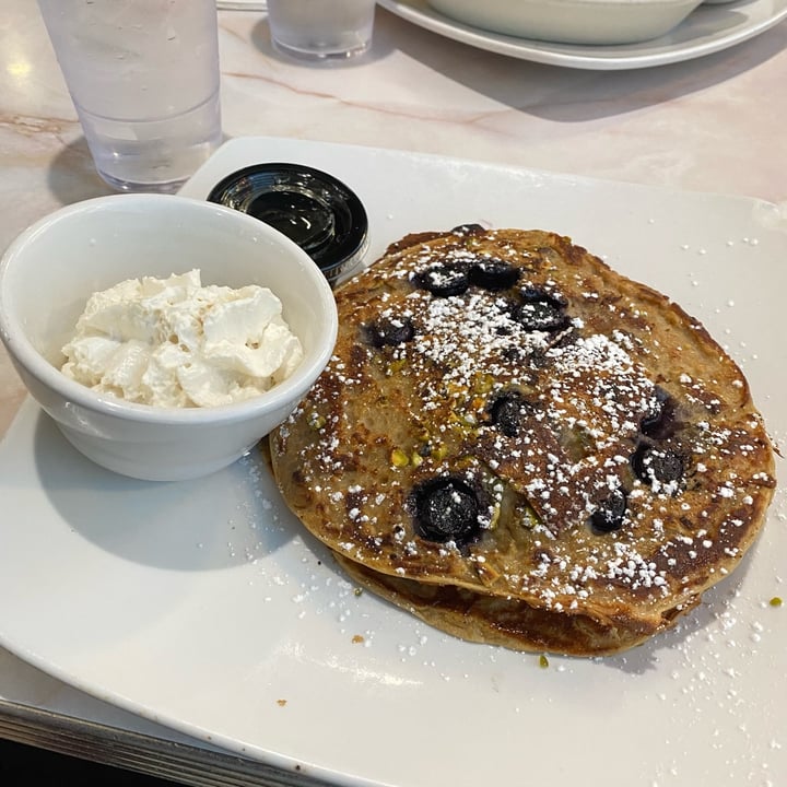 photo of Silver Diner- Cherry Hill Blueberry Oatmilk Pancakes shared by @veganrecipesandvibes on  01 May 2023 - review
