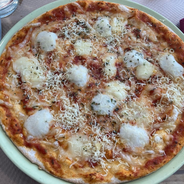 Dolce Pizza y Los Veganos Barcelona, Spain Pizza Tres Quesos Vegana Review  | abillion