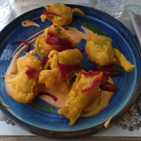 Frittelle di porri e zucca gialla, majo vegana alla paprika, confit di pomodoro