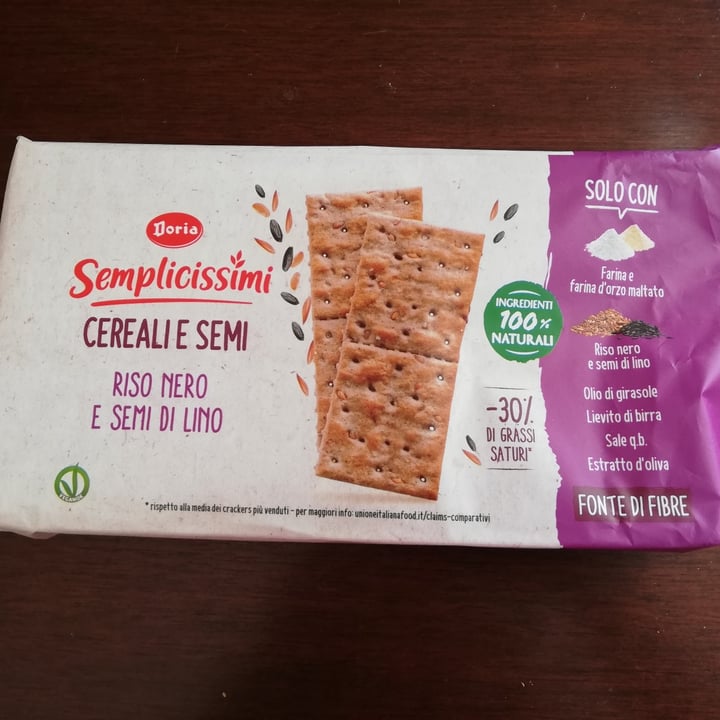 photo of I semplicissimi doria Crackers riso nero e semi di lino shared by @stellsferrs on  27 Mar 2023 - review