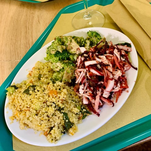 Quinoa con tempeh, broccoli e cavolo al sesamo