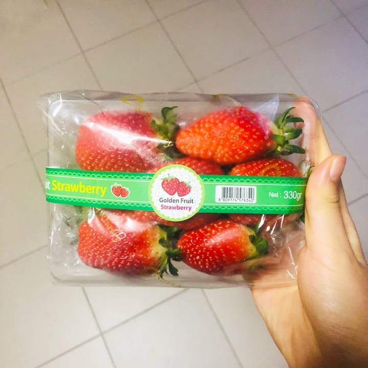 Golden fruit Korean Strawberries Review | abillion