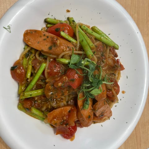 Red pisto with sausage and asparagus