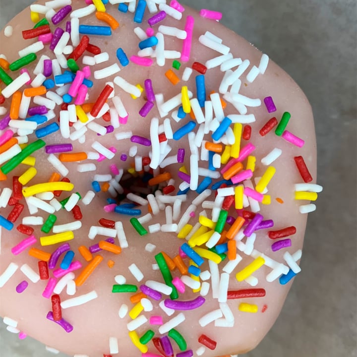 Lady Glaze Doughnuts Guelph, Canada Strawberry Doh! Nut Review abillion