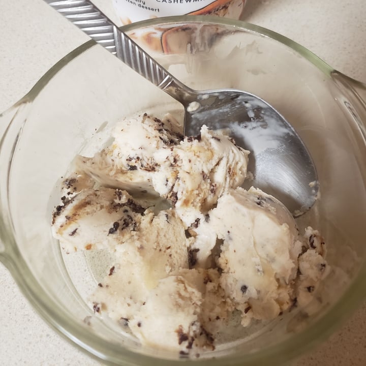photo of So Delicious Dairy Free Salted Caramel Cluster Cashewmilk Frozen Dessert shared by @teregami on  09 Aug 2020 - review