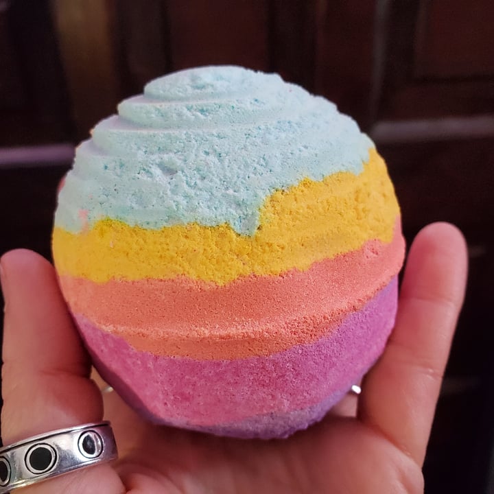 LUSH Fresh Handmade Cosmetics Groovy Kind of Love Bath Bomb Review