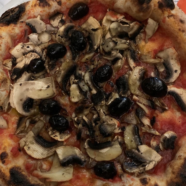Pizzeria Carmen Palermo, Italy Pizza Rossa Con Funghi E Olive Nere