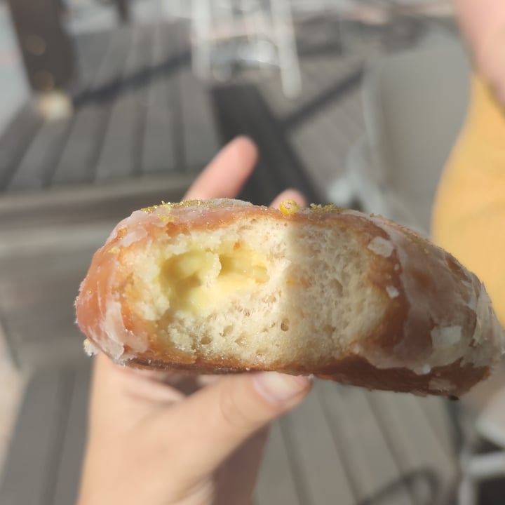 photo of Hulis Donuts Lemon Curd Donut shared by @sdasneves on  03 Mar 2022 - review