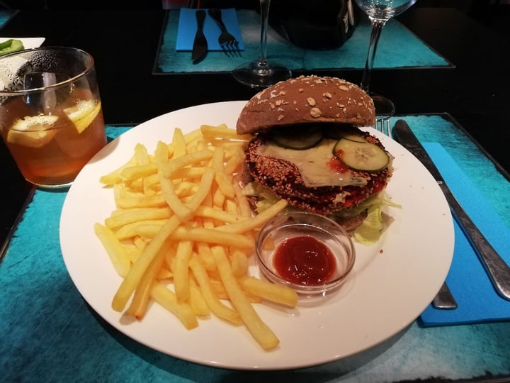 review photo of Lady Green Biovegetarian Restaurant Hamburguesa con queso y patatas shared by @elenatova on 04 Aug 2019 - review