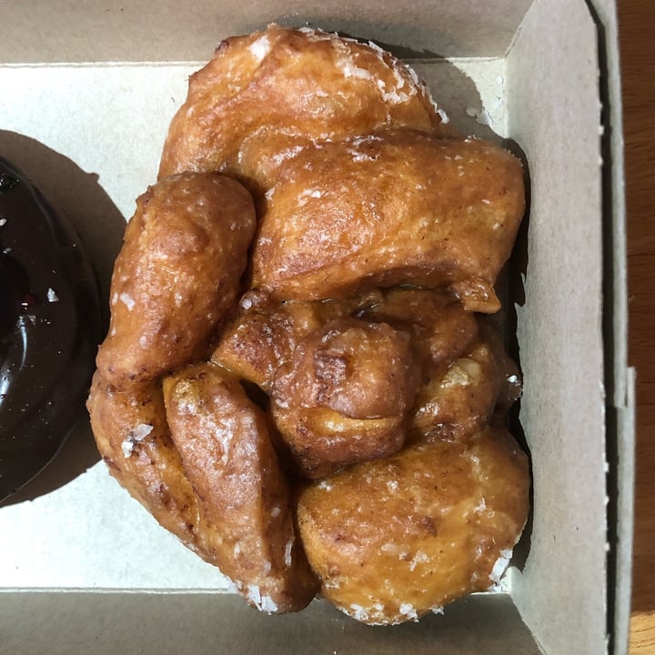 Mmm Donuts • Café & Bakery Barrie, Canada Apple Fritter Review abillion