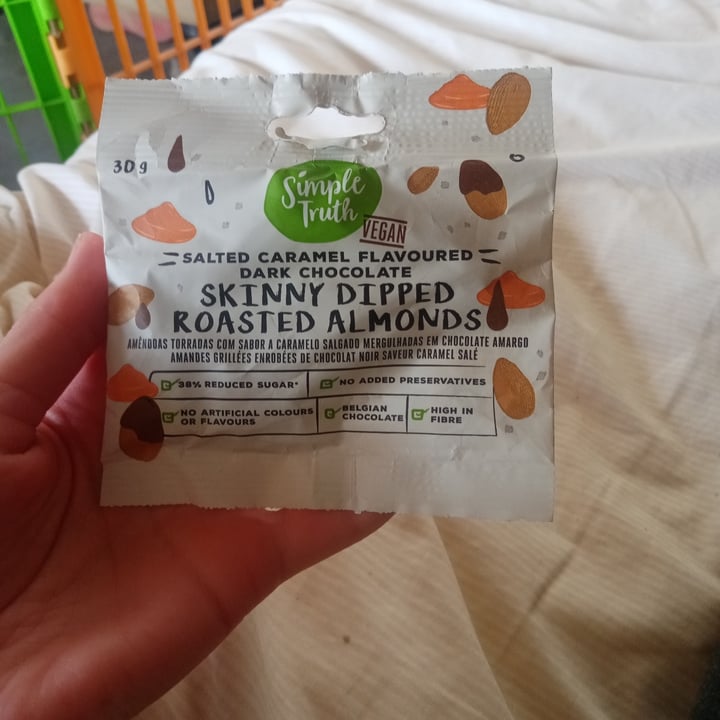 review photo of Simple Truth Salted Caramel Flavoured Dark Chocolate Skinny Dipped Roasted Almonds shared by @zoezurnamer on 27 Sep 2022 - review