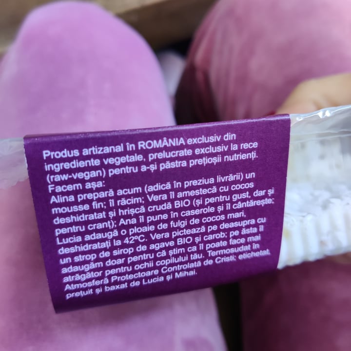 review photo of Rawz Coconut Cake shared by @ciupertica on 15 Nov 2021 - review