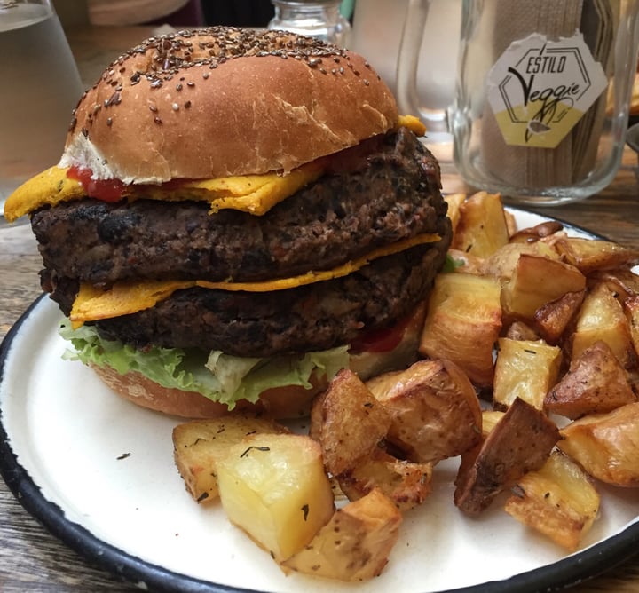 review photo of Estilo Veggie Hamburguesa Doble Watson shared by @borealiz on 16 May 2019 - review