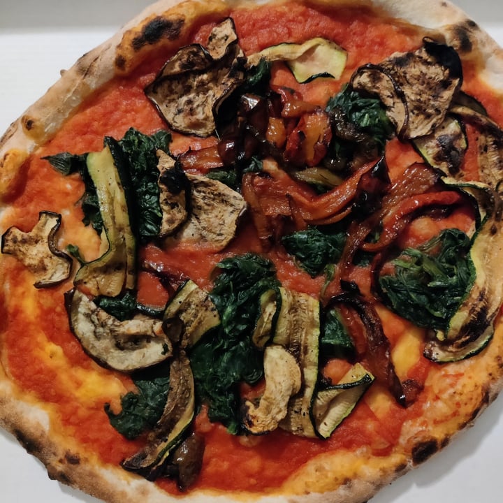 La Bella Regina Margherita Modena, Italy Pizza rossa con verdure