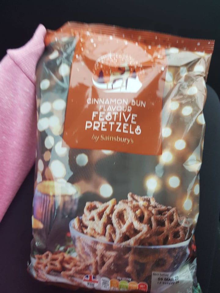 Sainsbury's Cinnamon Bun Flavour Festive Pretzels Review abillion